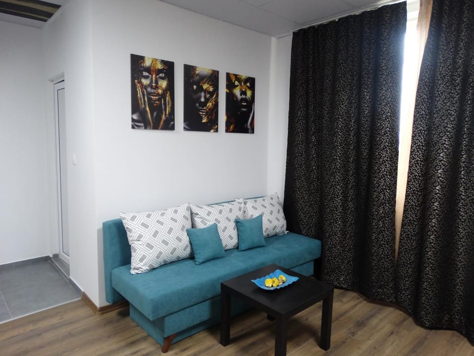 Living room, Photo of the whole room, Seating area, On site, internet