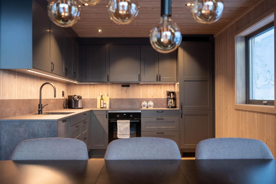 Coffee/tea facilities, Kitchen or kitchenette, stove