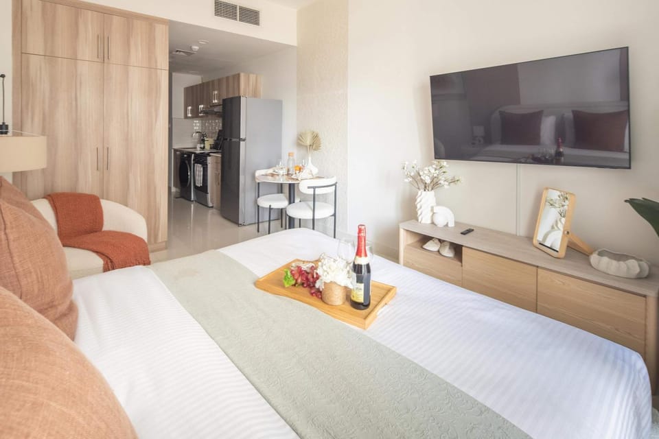 Bed, TV and multimedia, Seating area
