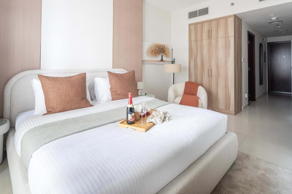 Bed, Seating area, wardrobe