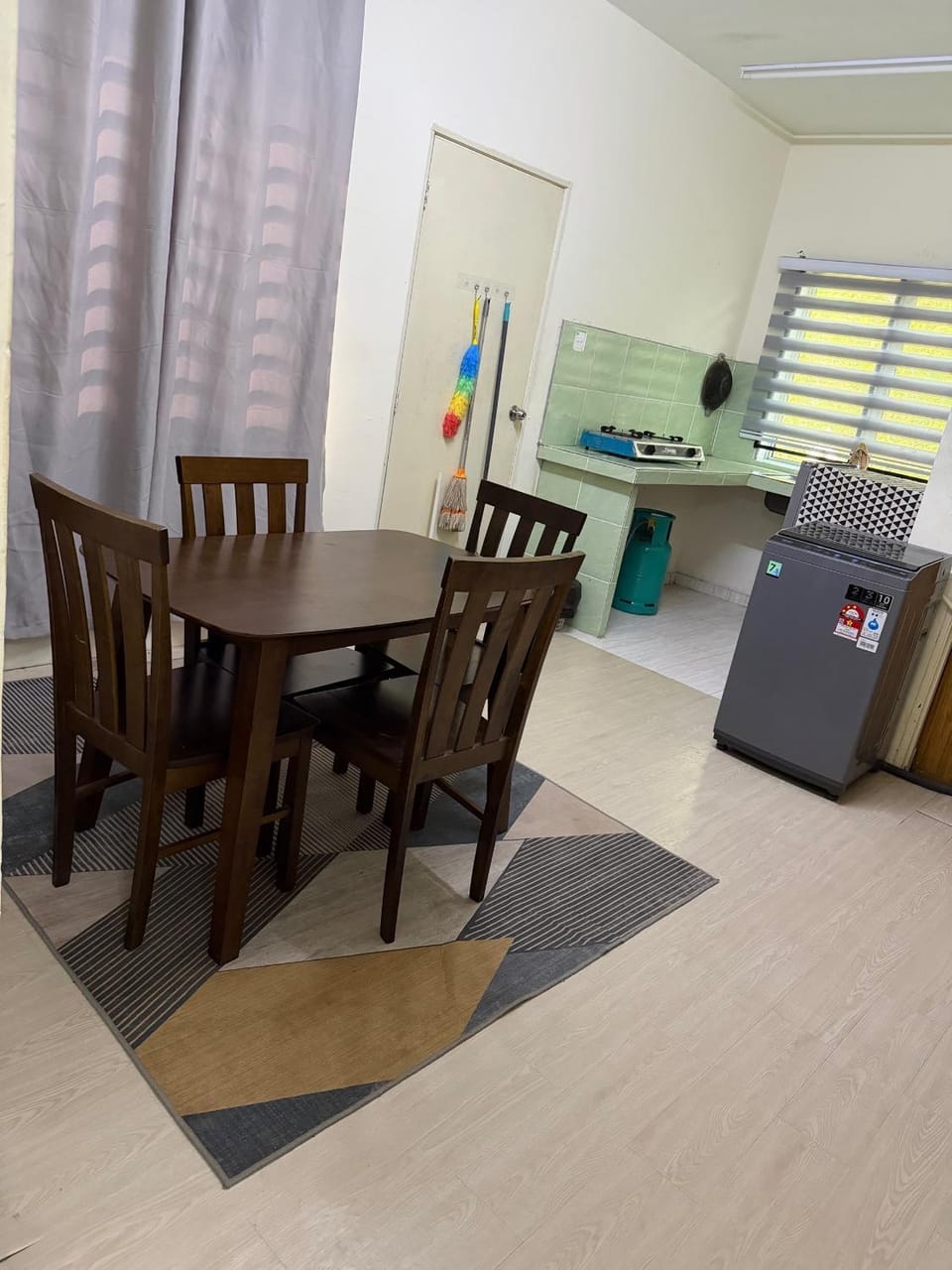 Kitchen or kitchenette, Dining area