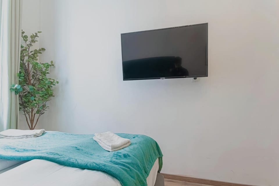 Bed, TV and multimedia, Bedroom