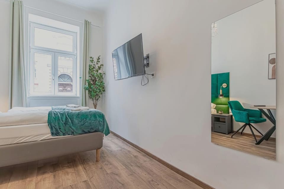 Bed, TV and multimedia, Bedroom