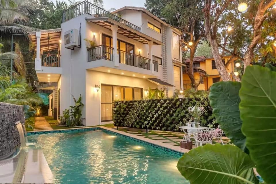 Day, Pool view