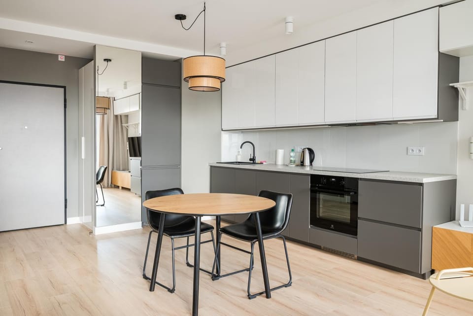 Coffee/tea facilities, Kitchen or kitchenette, Dining area, oven, stove