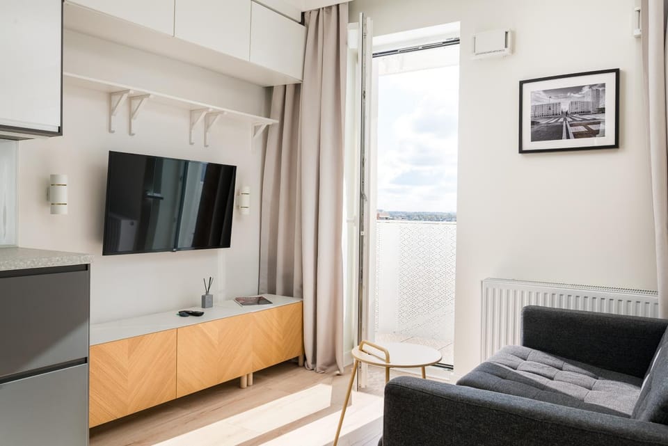 Communal lounge/ TV room, Bed, TV and multimedia, Living room, Photo of the whole room, Seating area, Evening entertainment, Bedroom