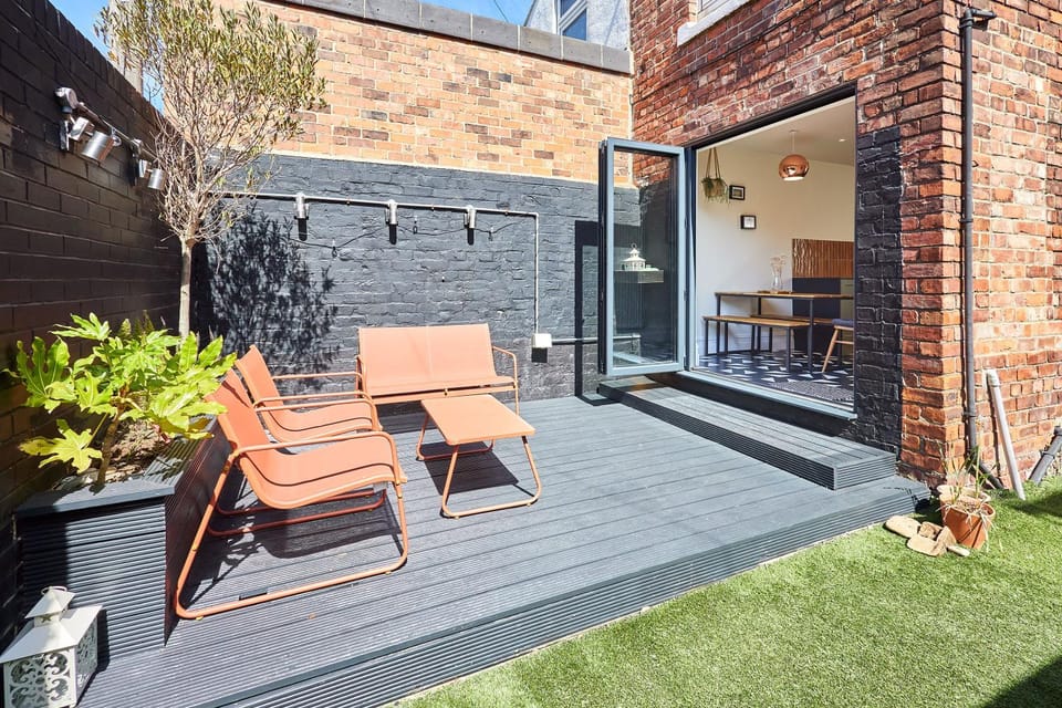 Property building, Patio, Spring, Day, Garden, View (from property/room), Dining area, Garden view