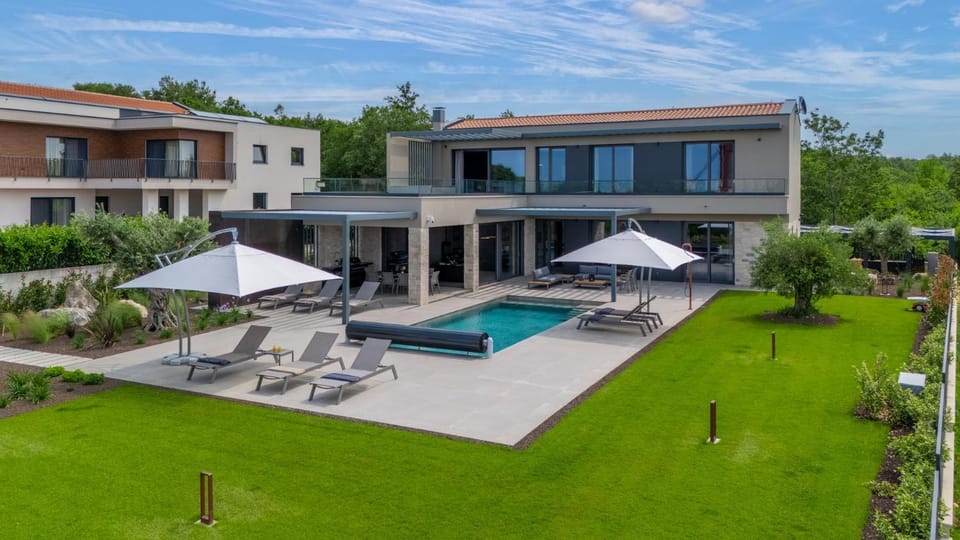 Property building, Garden, Swimming pool