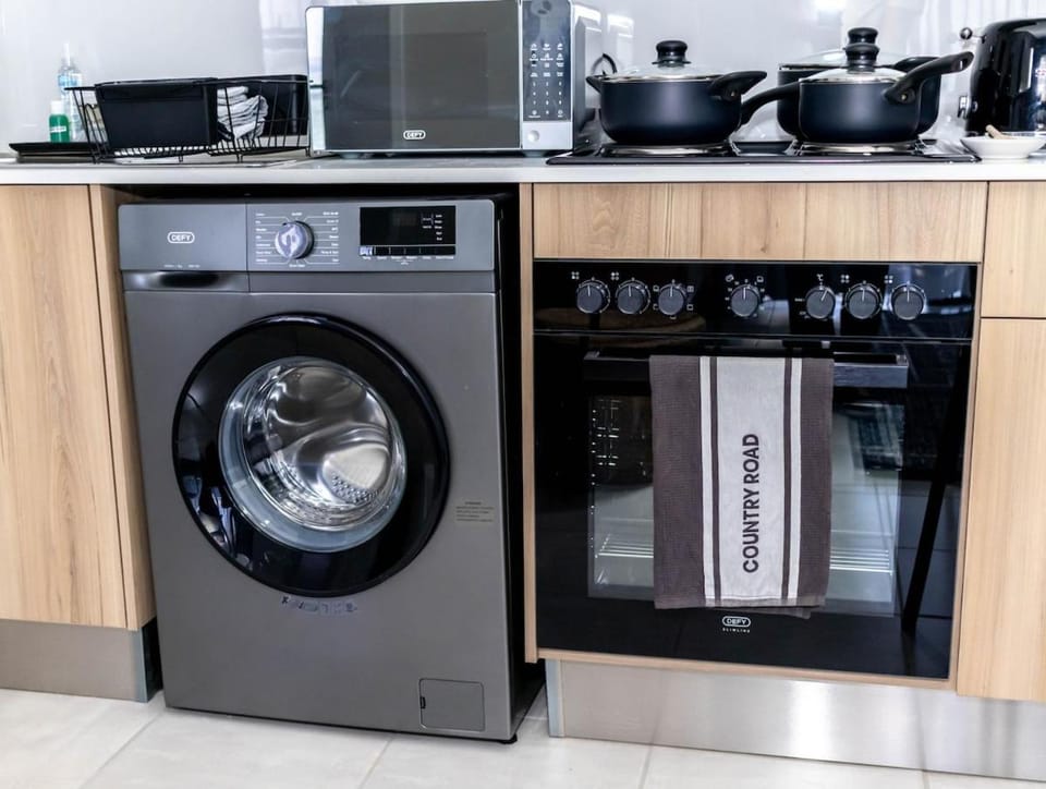 Kitchen or kitchenette, oven, washing machine