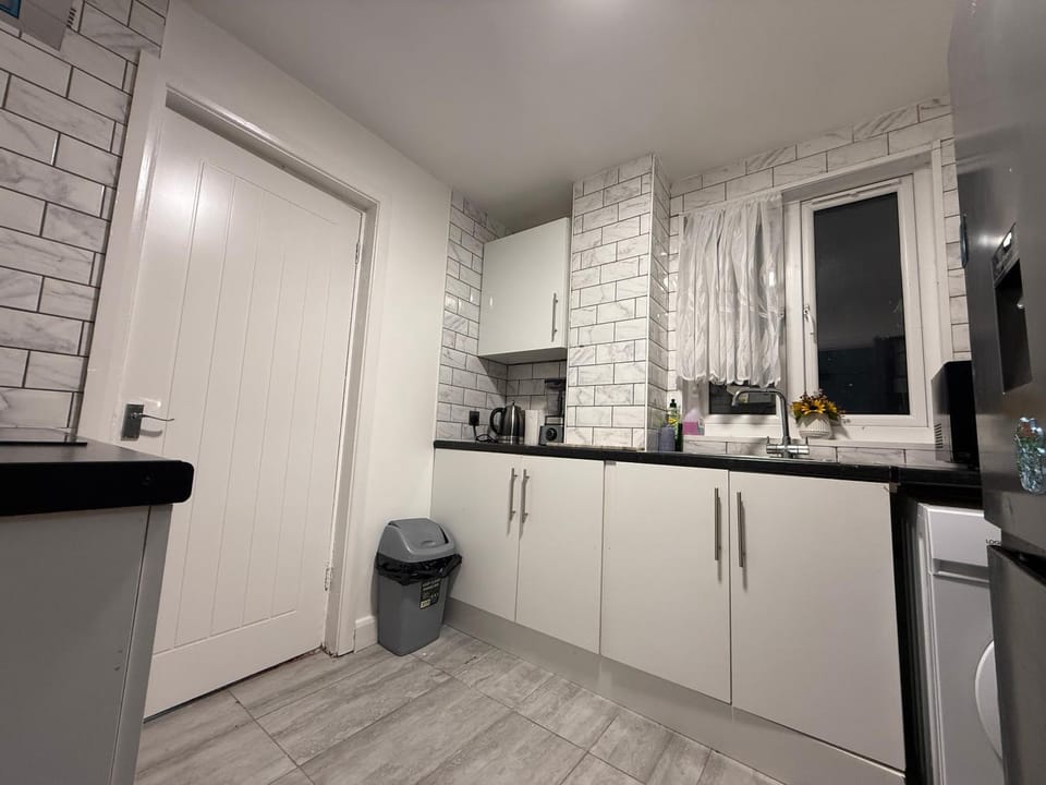 Beautiful, modern and spacious one-bedroom apartment, fully equipped with free parking Apartment in Dartford