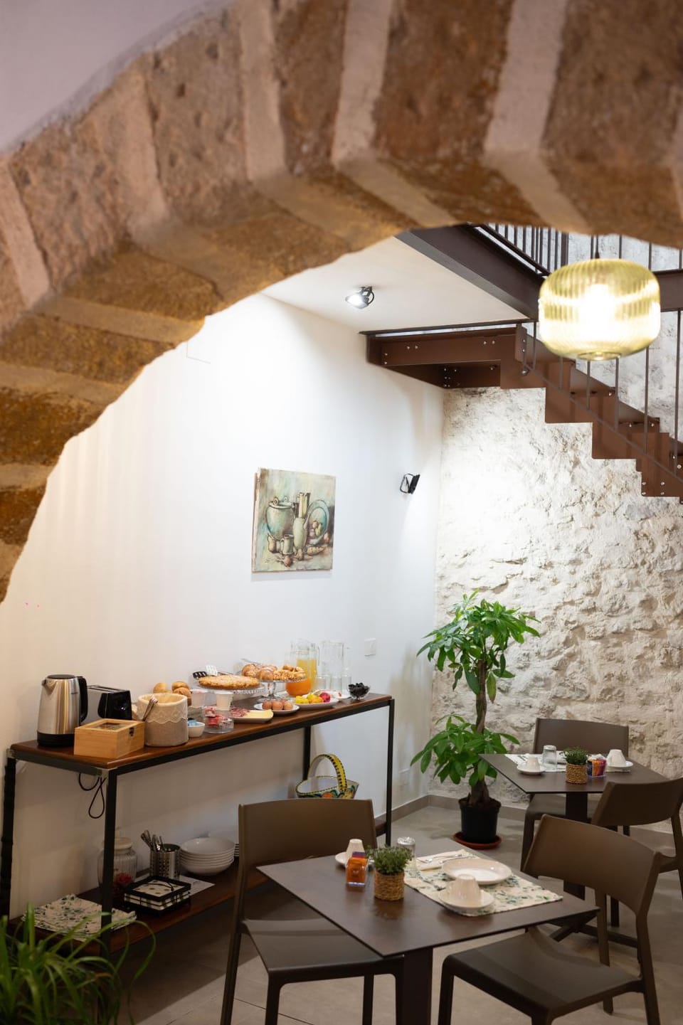 Living room, Food and drinks, Seating area, Food