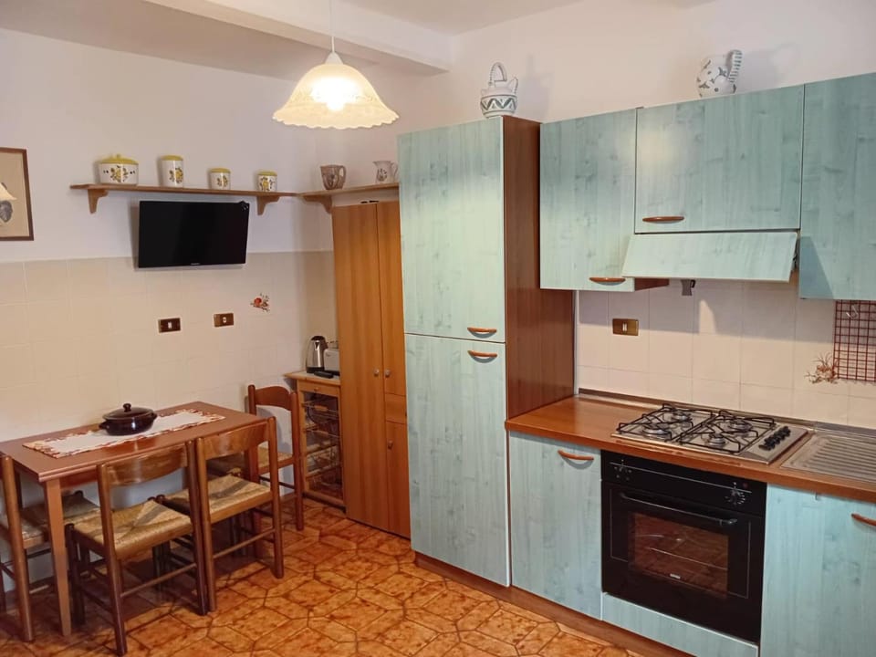 TV and multimedia, Kitchen or kitchenette, Dining area, oven, stove