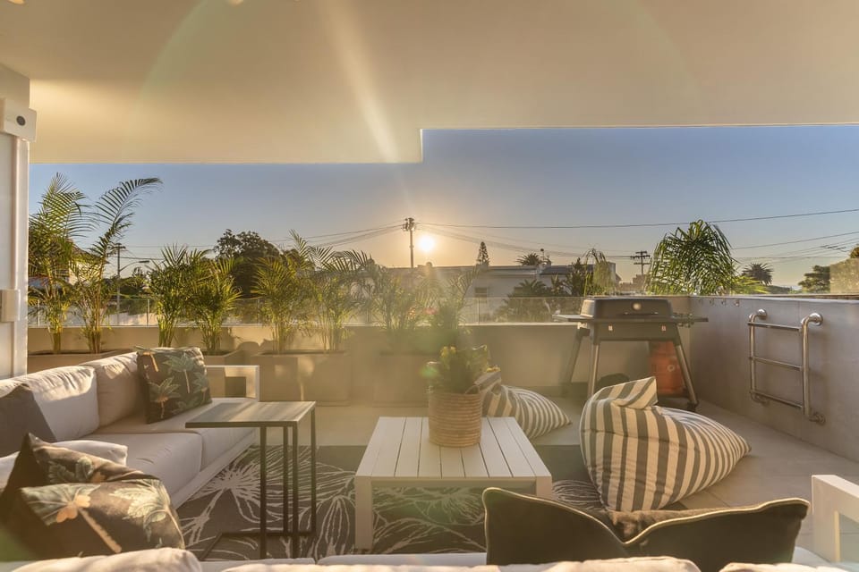 5 min Walk to beach, Pool, Modern, Luxurious - Terrace Royale Apt Camps Bay Apartment in Camps Bay