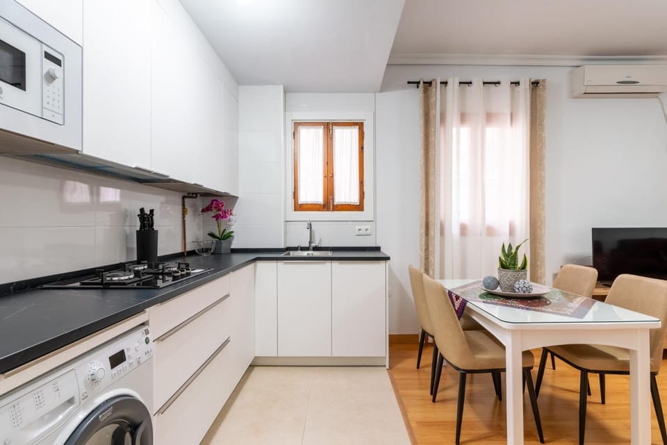 Kitchen or kitchenette, Dining area