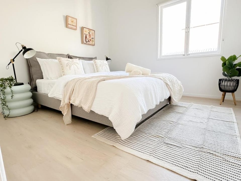 Penthouse Spot - Sleep 8 - Free Parking - 4km CBD Apartment in Brisbane