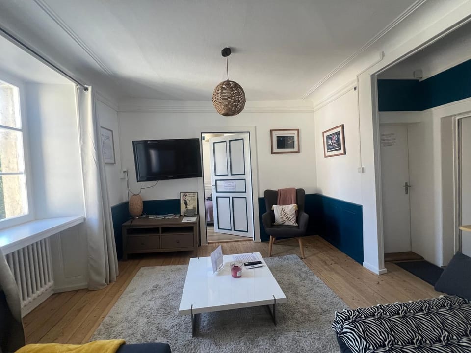 TV and multimedia, Living room, Seating area, internet