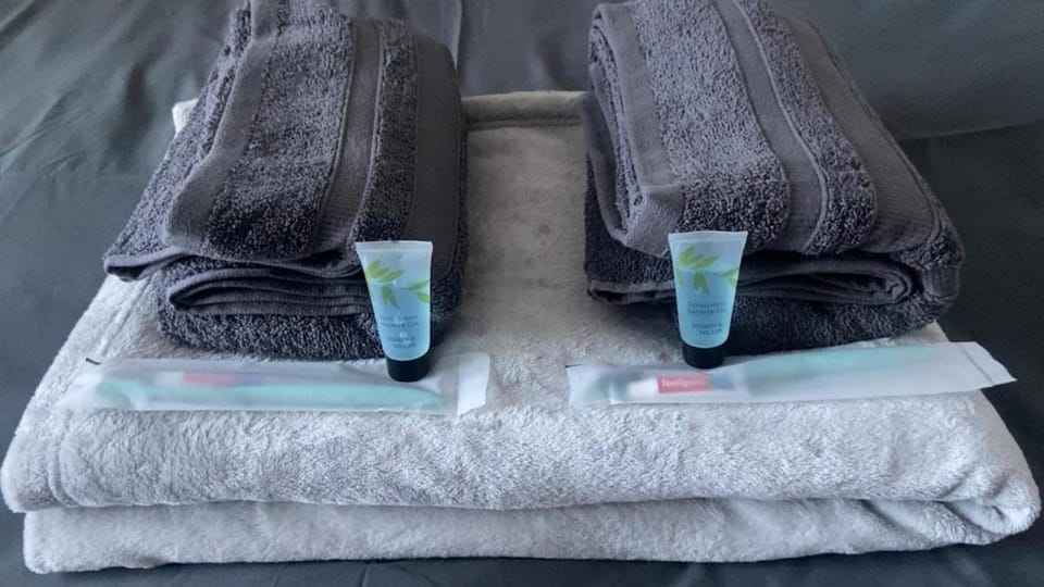 Bed, towels