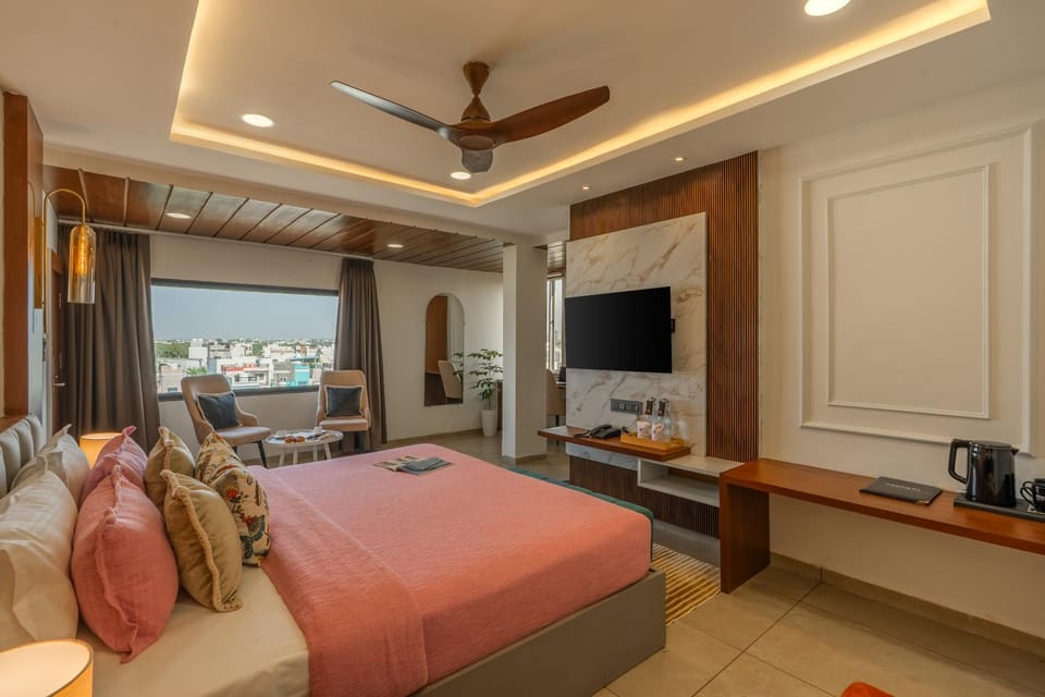 TV and multimedia, Coffee/tea facilities, View (from property/room), Photo of the whole room, Seating area, Bedroom