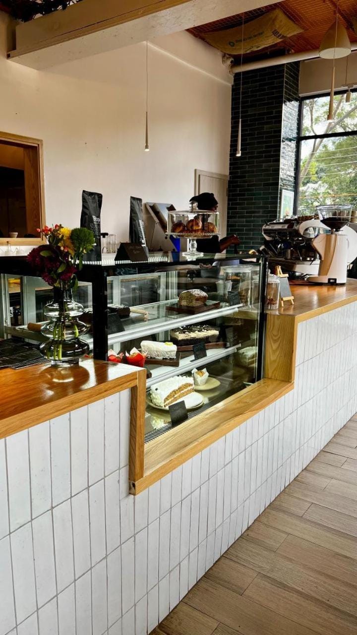 Restaurant/places to eat, Food and drinks