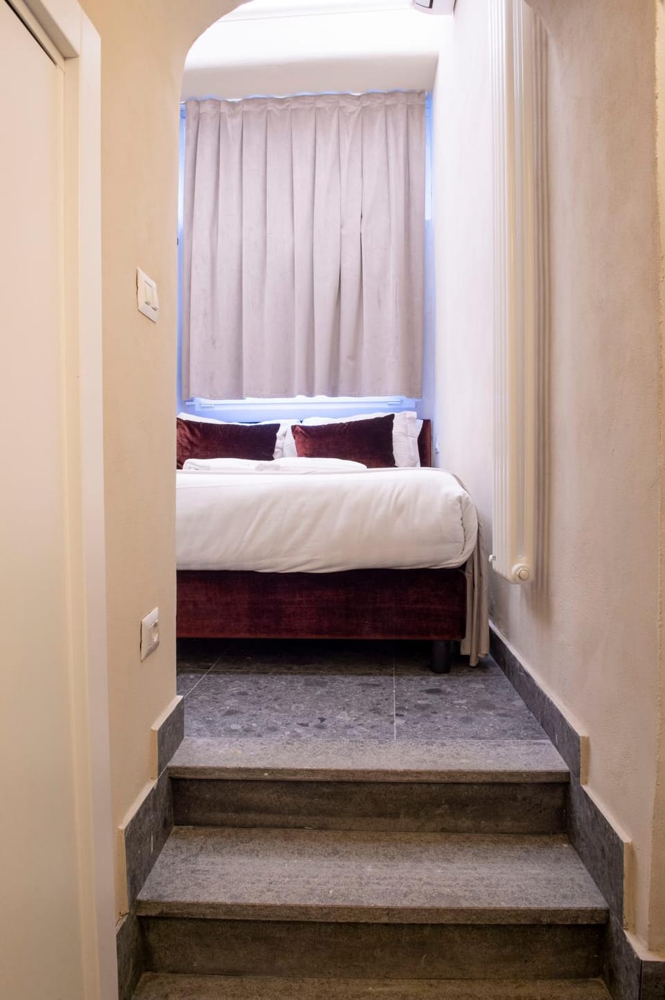 Bed, Photo of the whole room, Decorative detail, Decorative detail, Bedroom