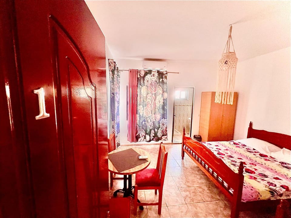 Bed, Photo of the whole room, Seating area