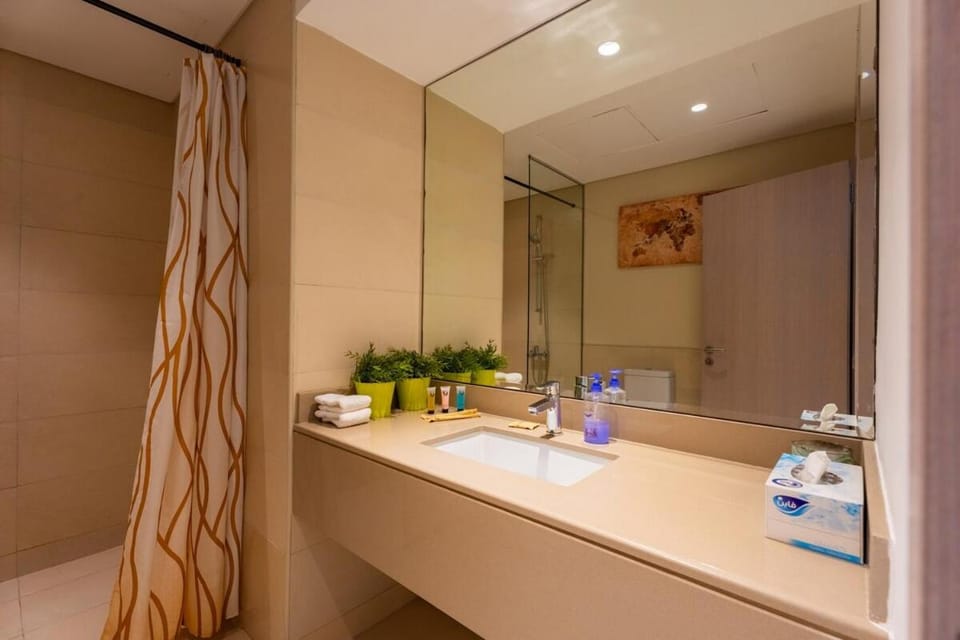 Modern 1BHK Near Yas Park Water's Edge 4 guest Apartment in Abu Dhabi