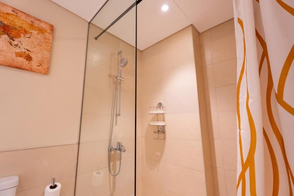 Modern 1BHK Near Yas Park Water's Edge 4 guest Apartment in Abu Dhabi