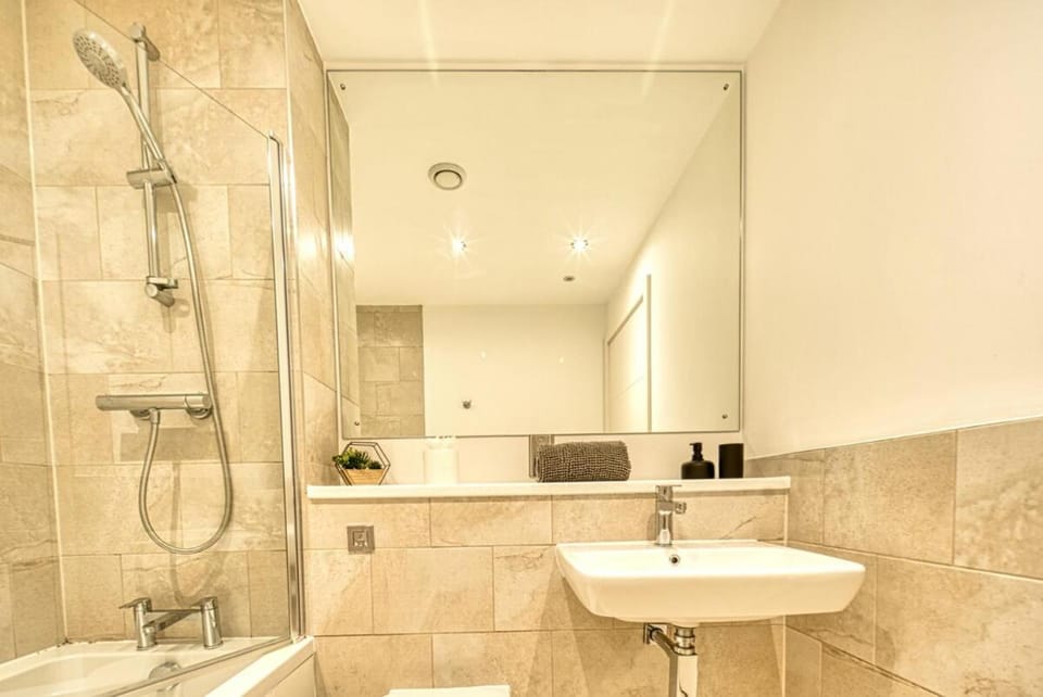 Relax in Style at our Cosy & Modern 2-Bed Flat Apartment in Liverpool