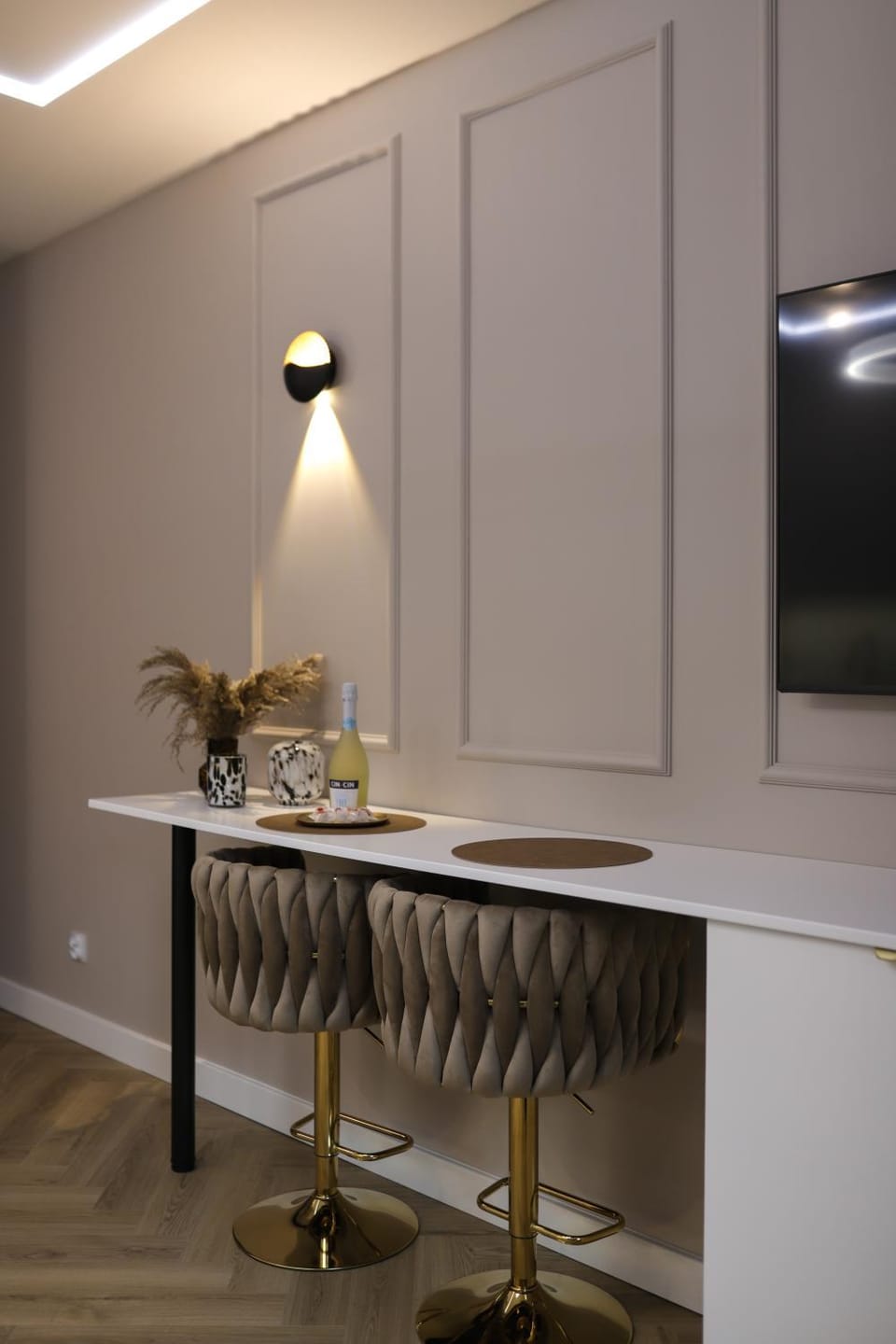 TV and multimedia, Seating area, Dining area