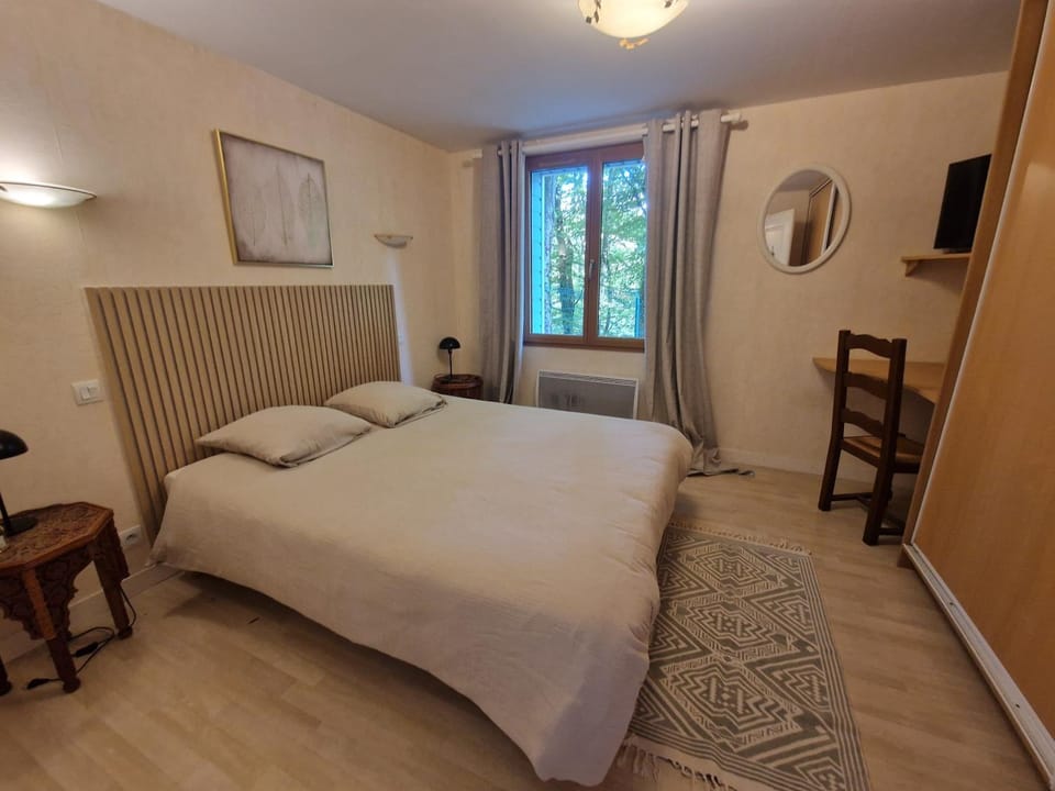 Bed, TV and multimedia, Photo of the whole room, Bedroom