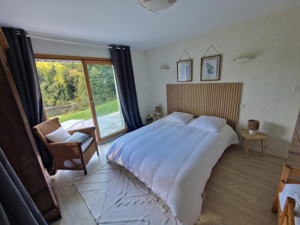 Bed, Photo of the whole room, Bedroom