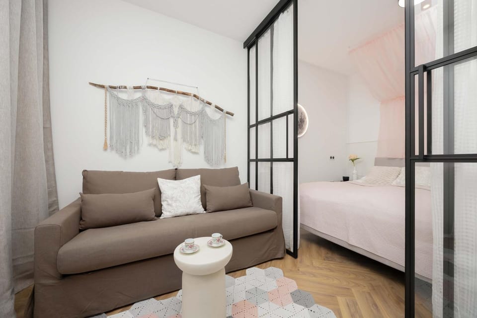 Bed, Living room, Photo of the whole room, Seating area, Bedroom