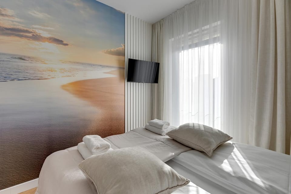 Bed, TV and multimedia, Photo of the whole room, Bedroom, towels