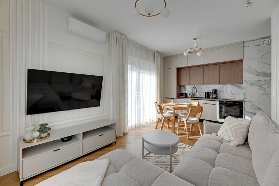 TV and multimedia, Kitchen or kitchenette, Living room, Seating area, Dining area