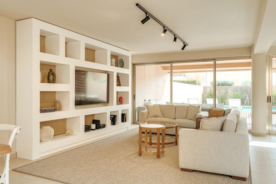 TV and multimedia, Living room, Seating area, Evening entertainment