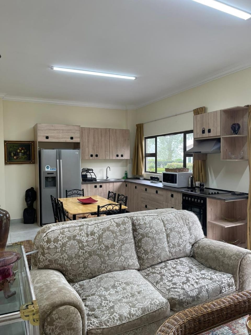 Kitchen or kitchenette, Seating area, oven, stove
