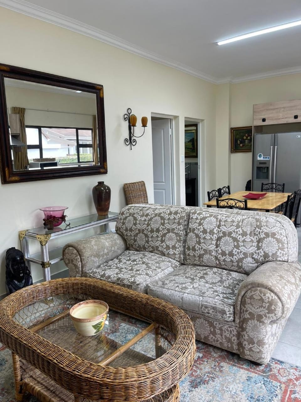 Kitchen or kitchenette, Living room, Seating area, Dining area