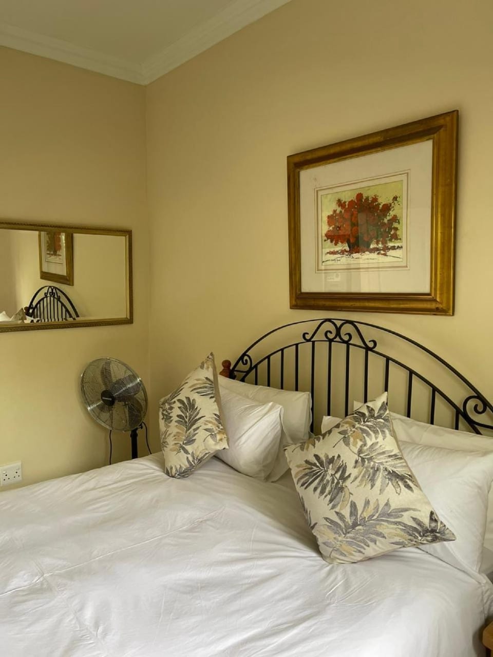 Bed, Photo of the whole room, Decorative detail, Bedroom