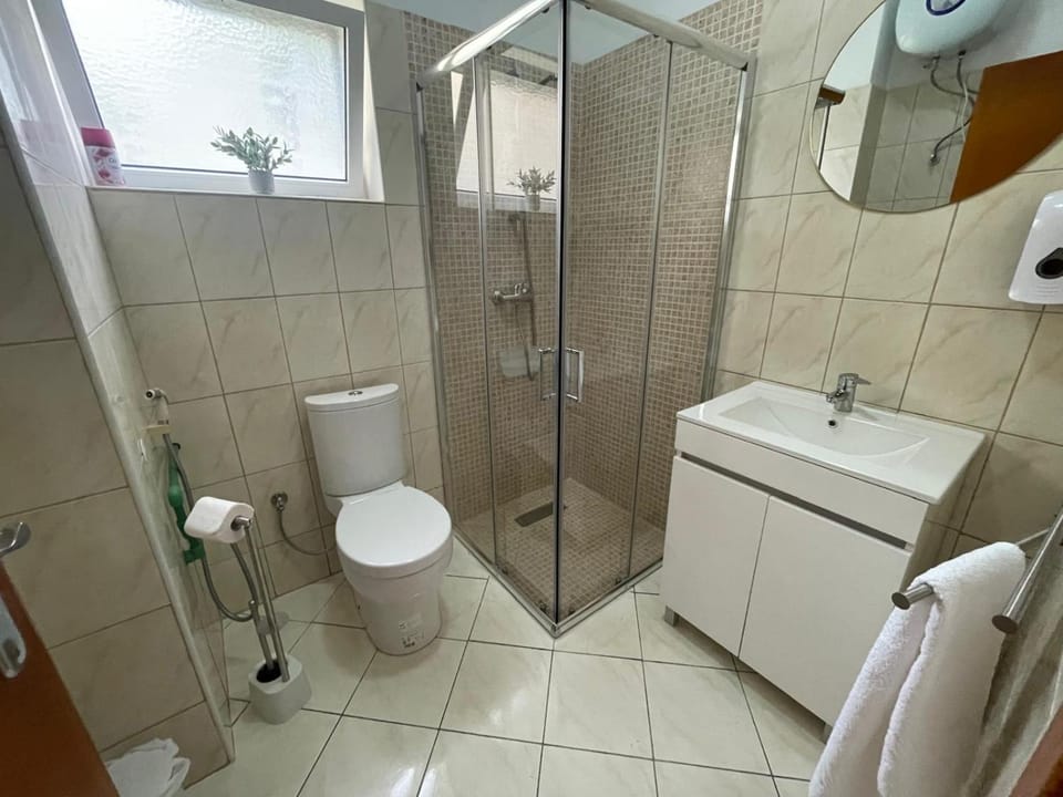 Shower, Toilet, Bathroom, towels