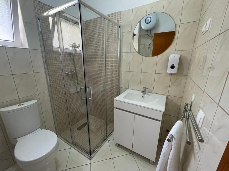 Shower, Toilet, Bathroom, towels