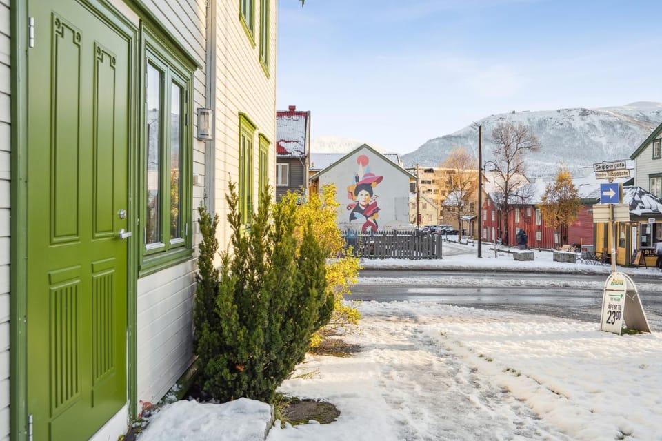 Property building, Day, Neighbourhood, Natural landscape, Winter, Mountain view, Street view
