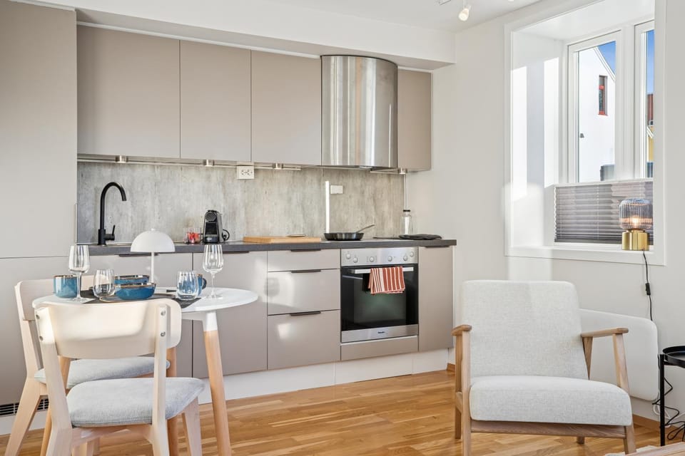 Kitchen or kitchenette, Seating area, Dining area, dishwasher