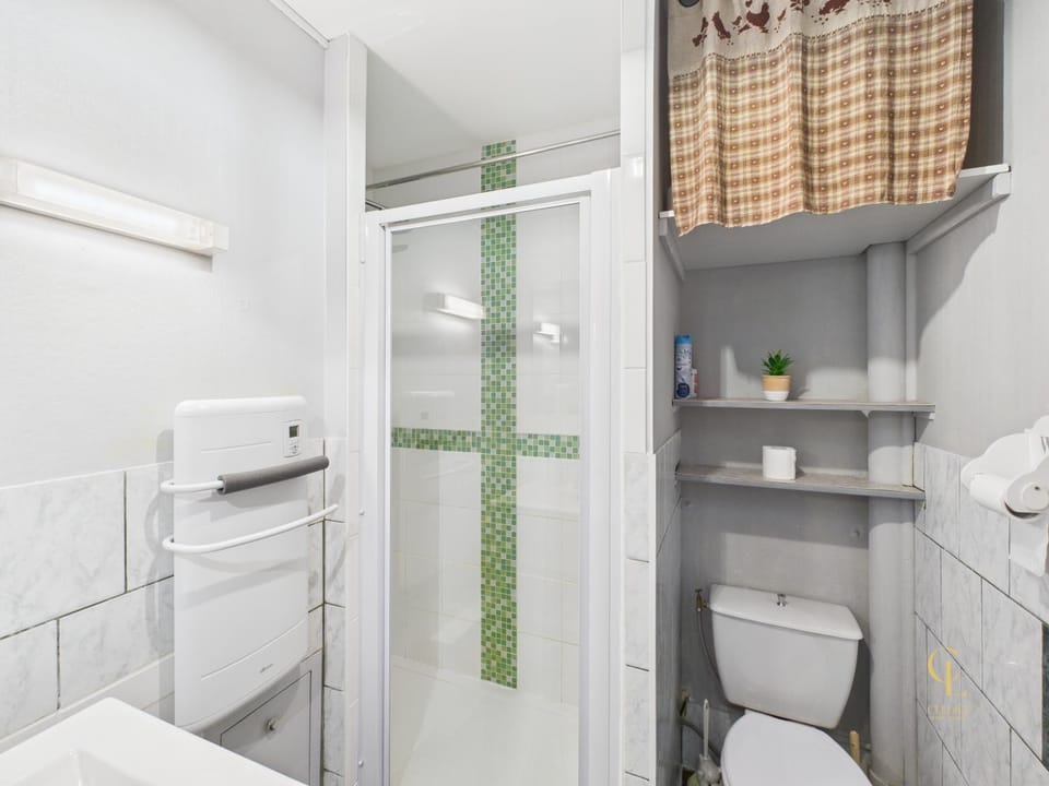 Shower, Toilet, Bathroom, towels