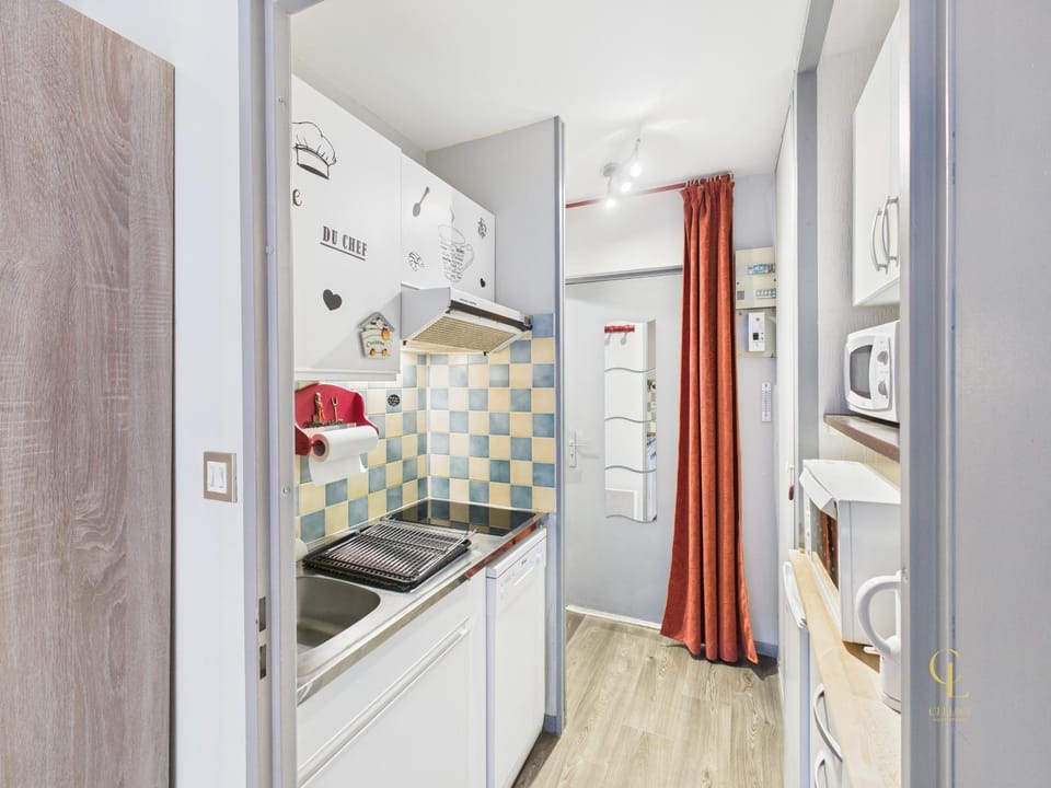 Kitchen or kitchenette, oven, stove