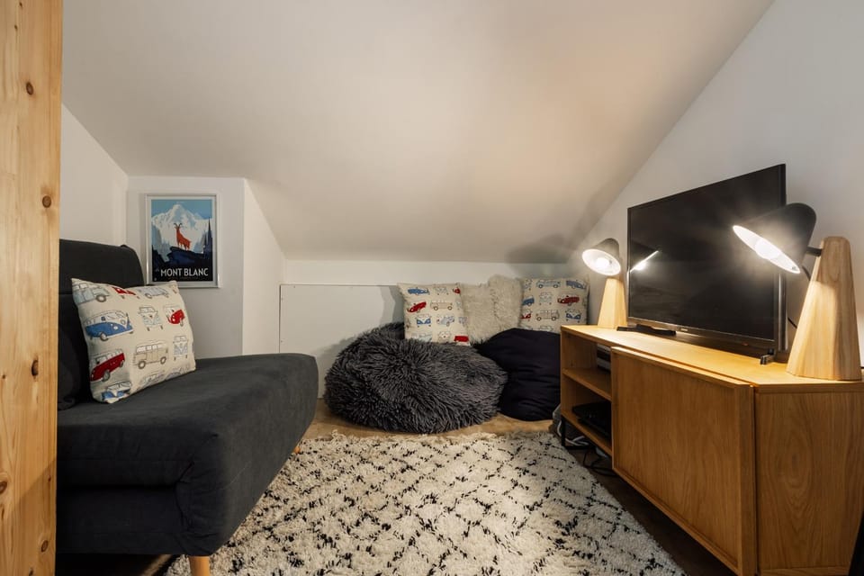 TV and multimedia, Seating area