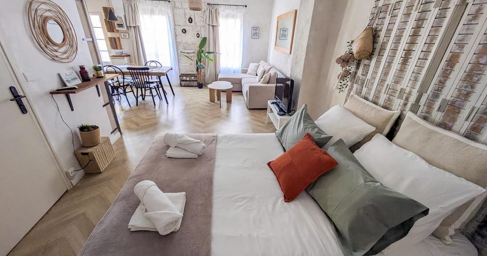Bed, Living room, Seating area, towels