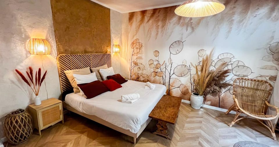 Bed, Photo of the whole room, Bedroom, towels
