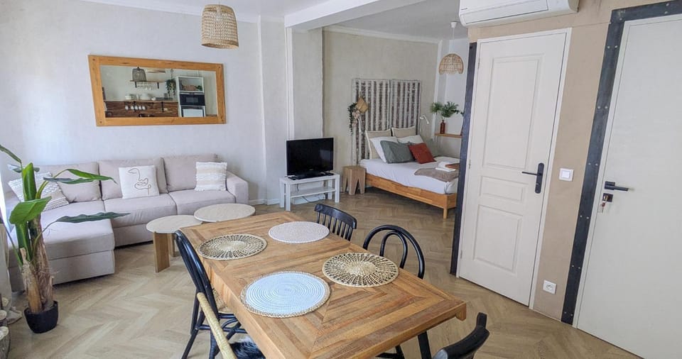 TV and multimedia, Living room, Seating area, Dining area