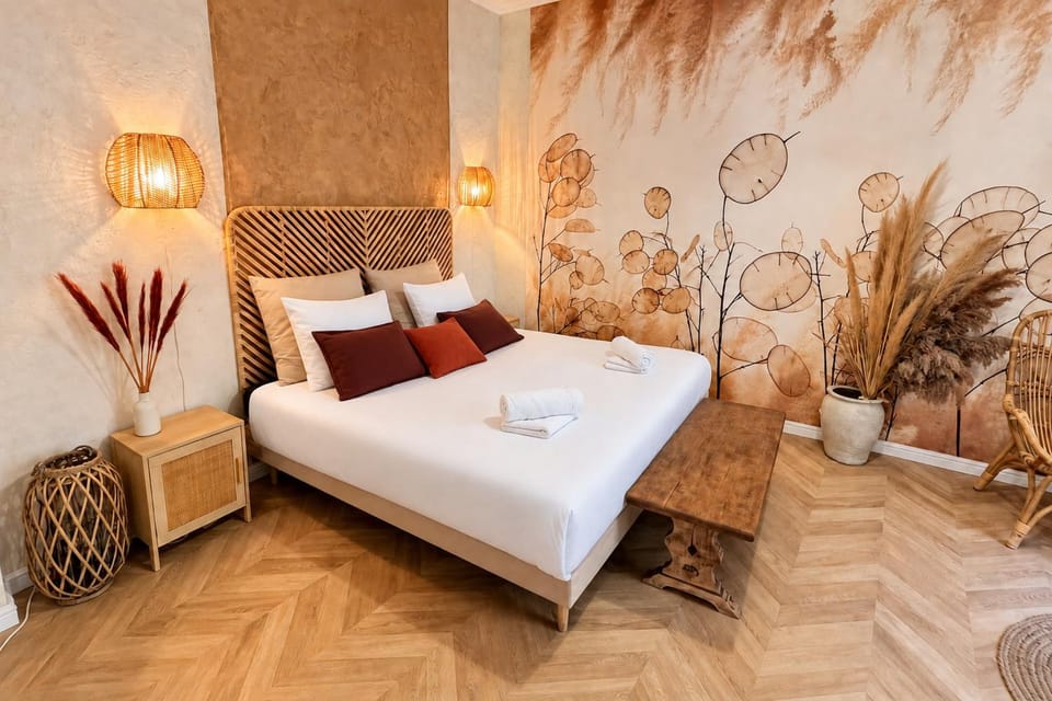 Bed, Photo of the whole room, Bedroom, towels