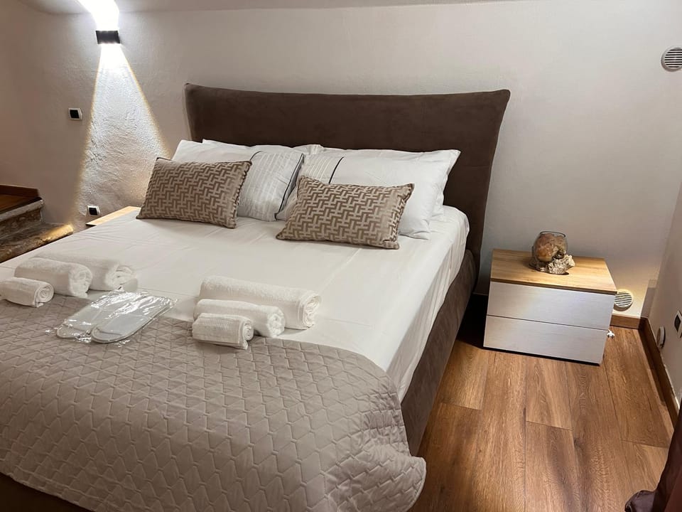 Bed, Photo of the whole room, Bedroom, towels